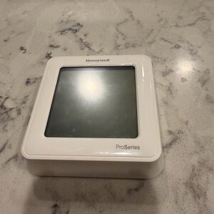 Honeywell T6 Pro Lyric  Thermostat cover